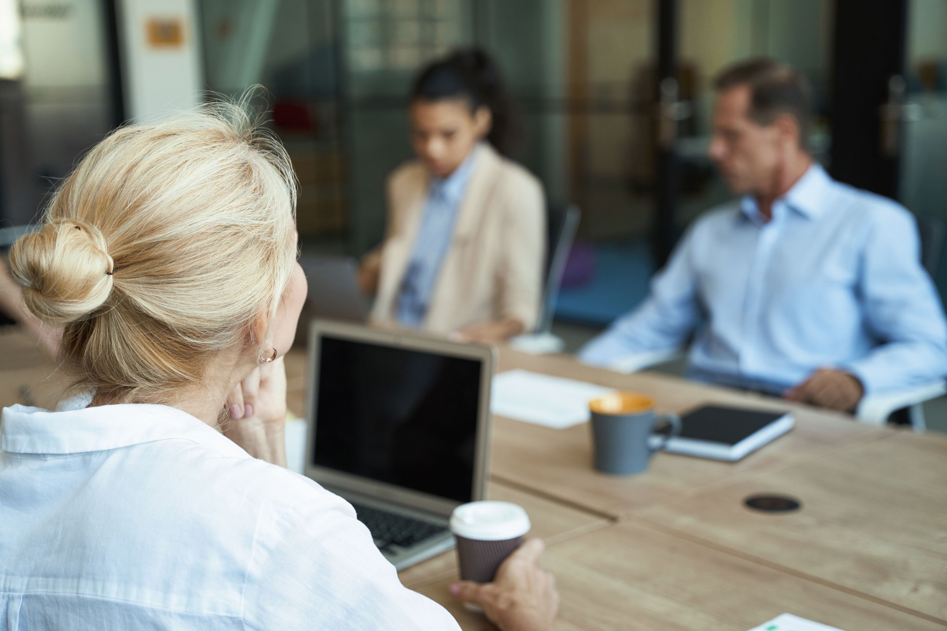 Manager having a one-on-one feedback conversation to support employee retention and engagement